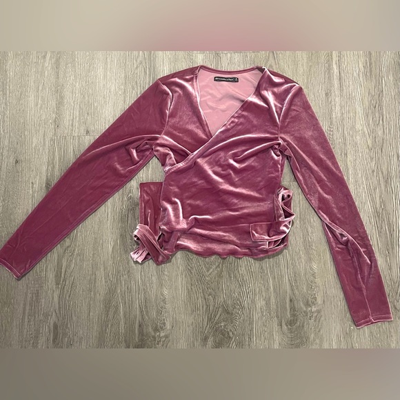 Abercrombie & Fitch Tops - Abercrombie & Fitch long sleeve velvet wrap shirt